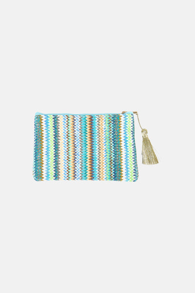 Portefeuille bleu by Access® avec un motif à chevrons multicolore et une breloque décorative.