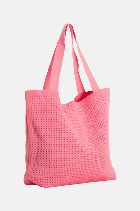 Sac à bandoulière rose de Access®, en maille tricotée perforée, avec deux larges anses et un bouton doré.