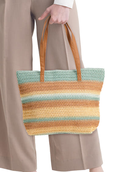 Multikleuren schoudertas van Access® in gevlochten mesh met strepen, gedragen door een persoon in een beige broek.