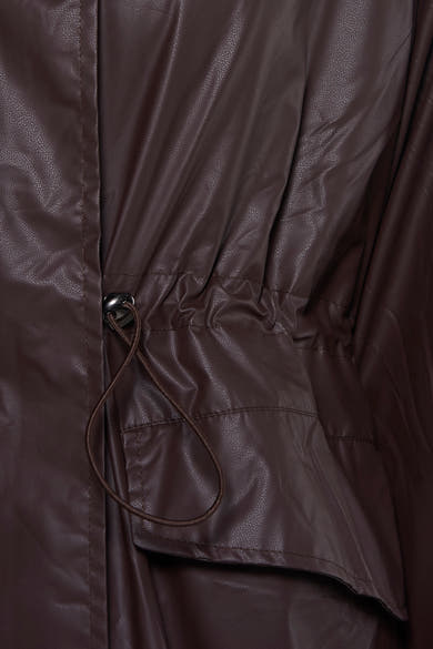 Veste courte marron d'AMELIE ET AMELIE en cuir synthétique avec cordon de serrage et poche visible.
