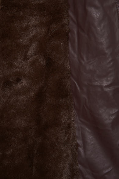 Veste courte brune de AMELIE ET AMELIE avec des textures de fourrure et de cuir.