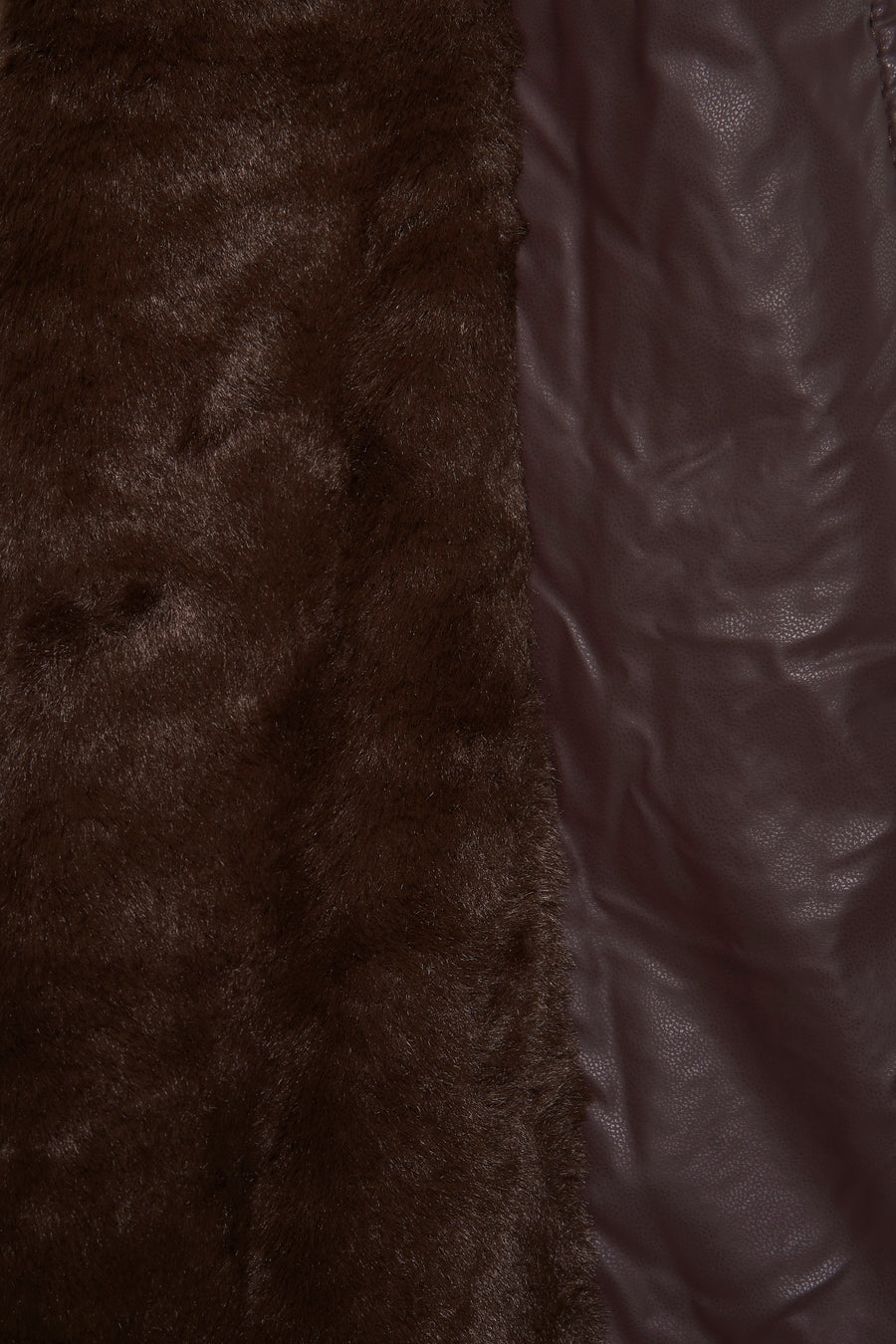 Veste courte brune de AMELIE ET AMELIE avec des textures de fourrure et de cuir.