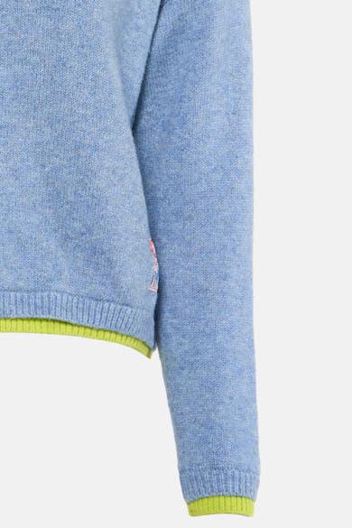 Pull à col rond bleu d'ADORE, avec finitions contrastantes vert citron au col et aux poignets.
