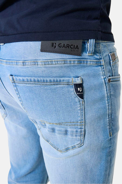 Garcia lichtblauwe spijkerbroek met een logo op het achterzakje.