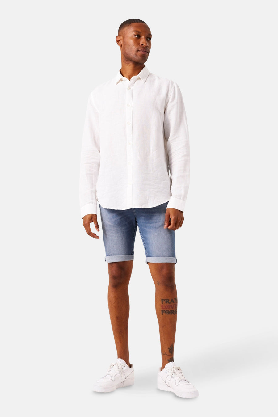 Short en jean denim bleu moyen de GARCIA, porté avec une chemise blanche à manches longues et des baskets blanches.