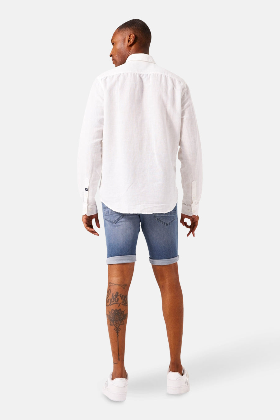 Short en jean bleu moyen denim par GARCIA, porté avec une chemise blanche et des baskets blanches, vue de dos.