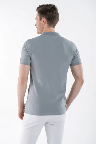Polo gris de PRESLY & SUN, vu de dos, porté avec un pantalon blanc.