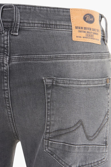 Jean slim gris foncé en denim de Petrol Industries, avec poche arrière décorative.