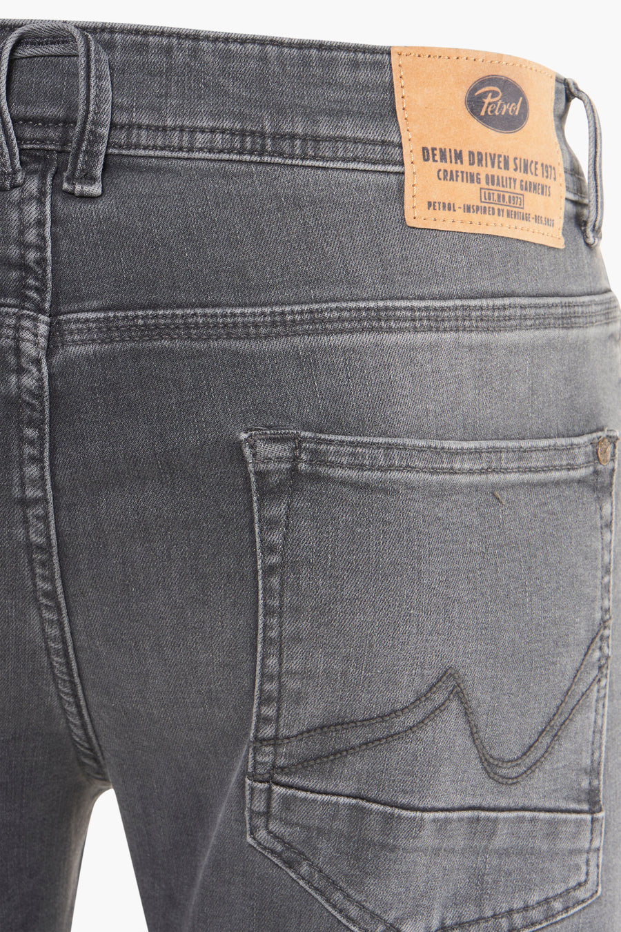 Jean slim gris foncé en denim de Petrol Industries, avec poche arrière décorative.