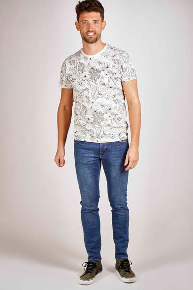 Blauwe slim fit jeans van Petrol Industries®, gedragen met een T-shirt met print en hoge sneakers.