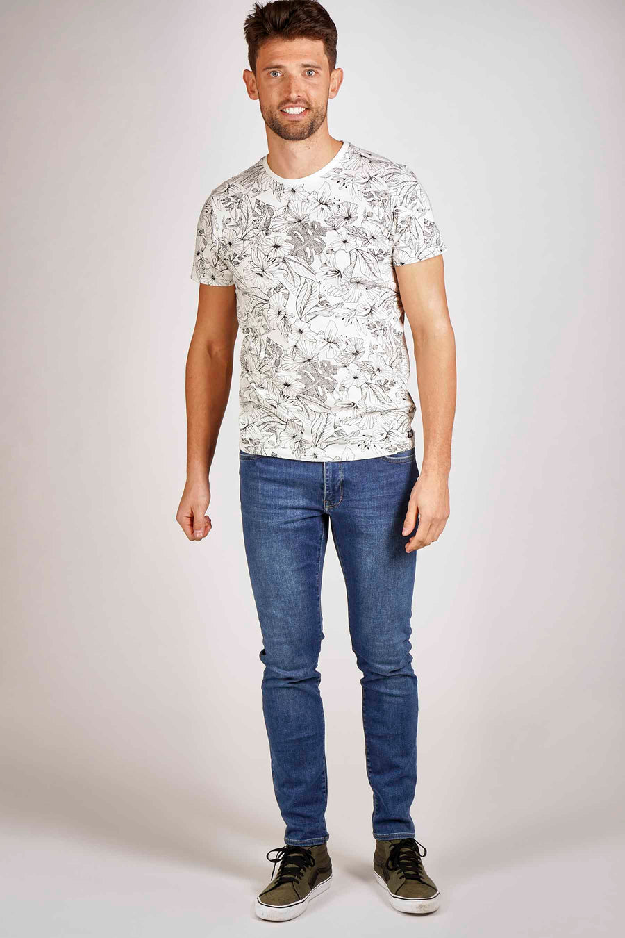 Blauwe slim fit jeans van Petrol Industries®, gedragen met een T-shirt met print en hoge sneakers.