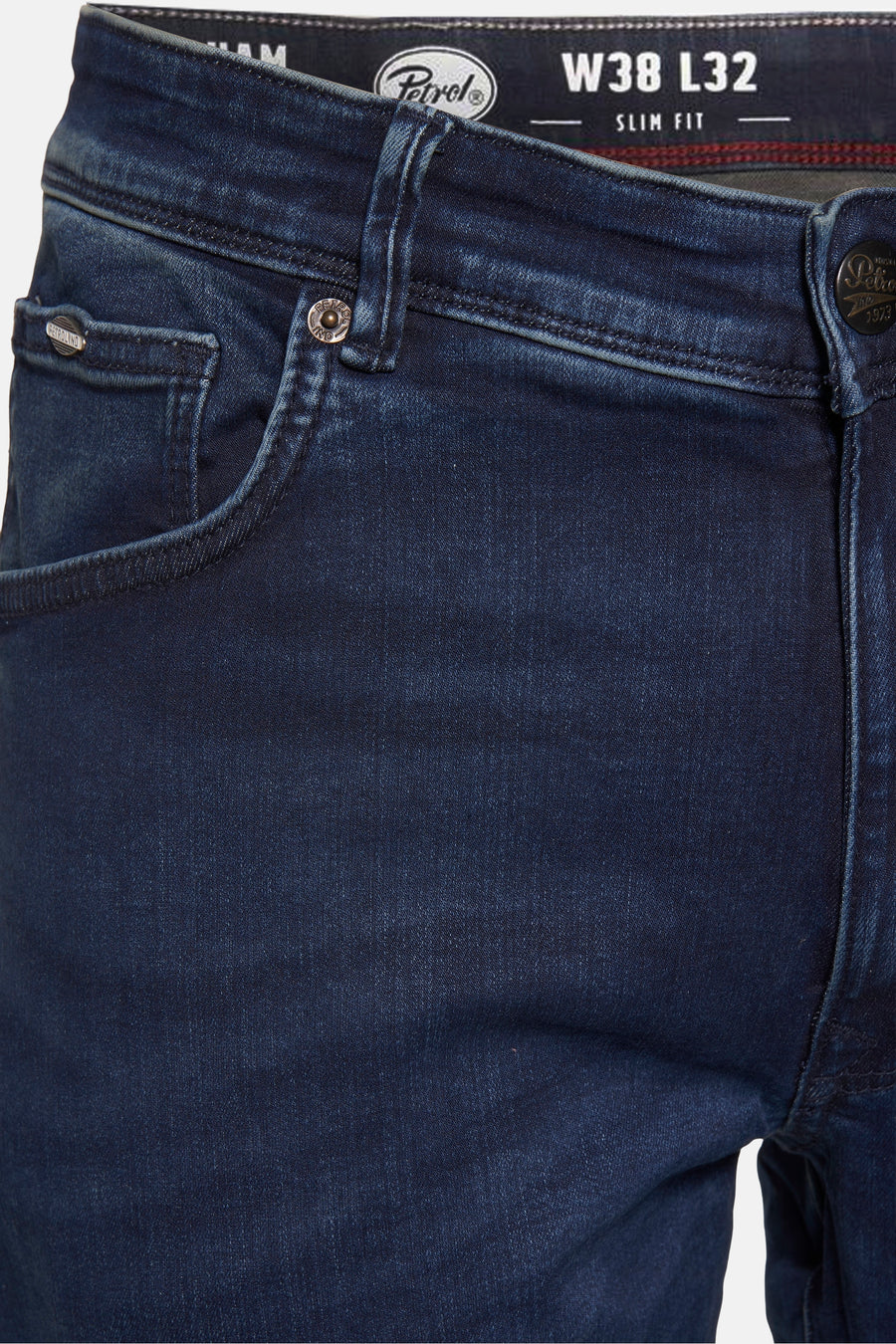 Jean slim en denim bleu foncé de Petrol Industries, avec coutures apparentes et détails de la marque sur la poche.