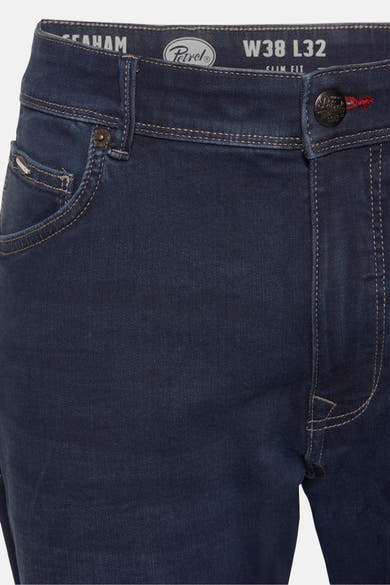 Jean slim en denim bleu foncé de Petrol Industries, avec surpiqûres contrastées et détails de quincaillerie griffés.