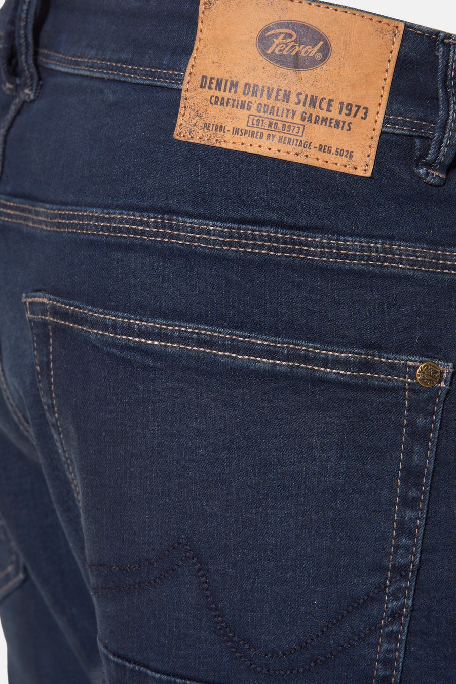 Slim jeans in donkerblauw denim van Petrol Industries, met zichtbare stiksels en een achterzak versierd met een knoop met logo.