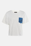 T-shirt blanc à manches courtes par ADORE, avec une poche plaquée en denim bleu et une lettre "A" brodée.