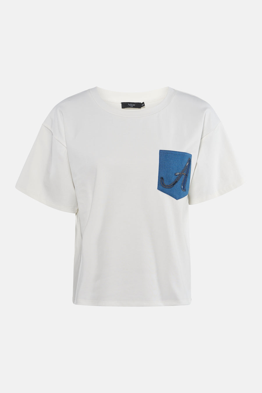T-shirt blanc à manches courtes par ADORE, avec une poche plaquée en denim bleu et une lettre "A" brodée.