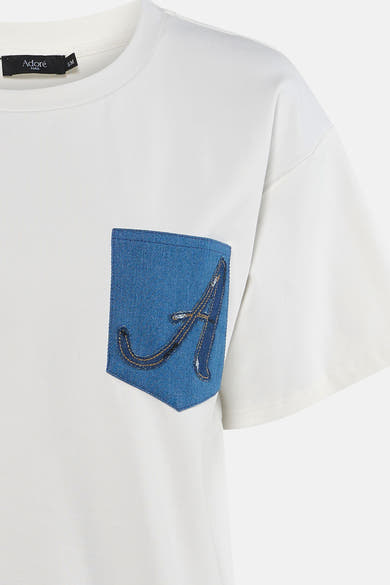 T-shirt blanc à manches courtes par ADORE, avec une poche en jean ornée d'un "A" brodé.