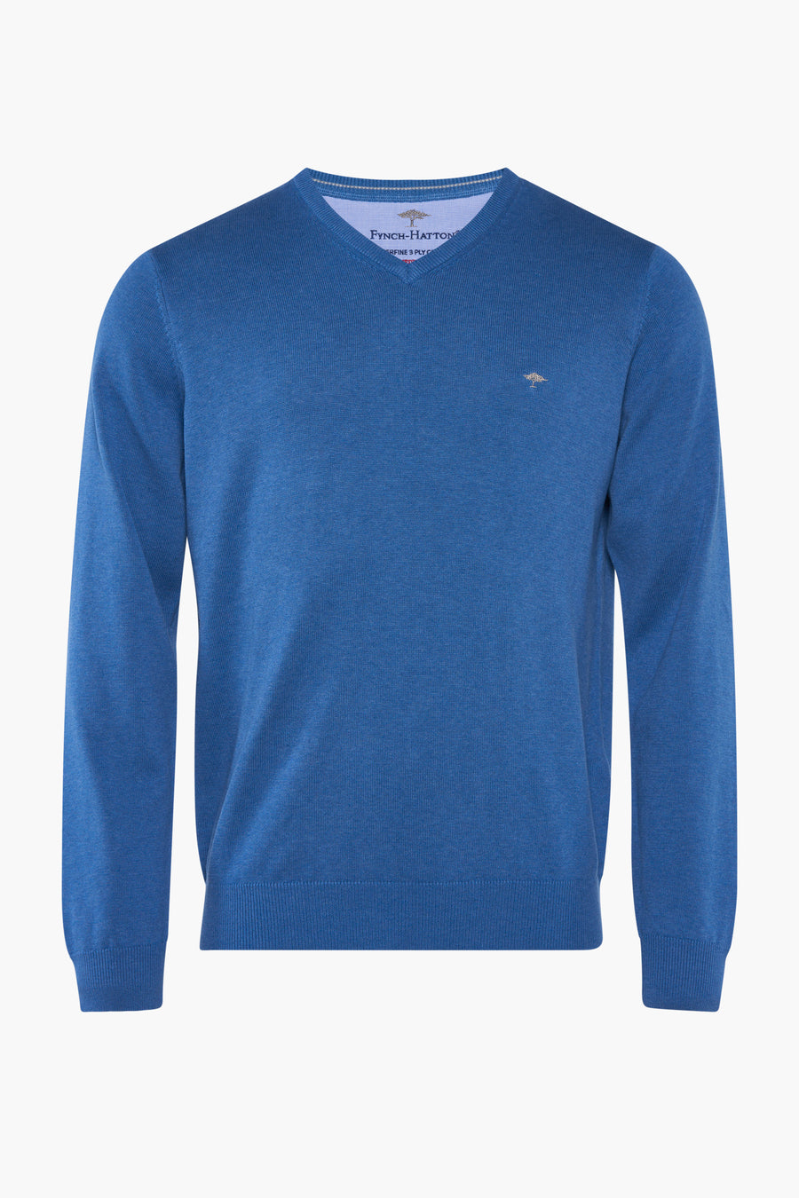 Pull à col en V bleu de Fynch-Hatton, avec un petit logo arbre sur le devant.