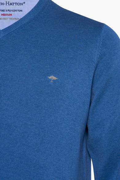 Pull à col en V bleu de Fynch-Hatton avec logo discret brodé.