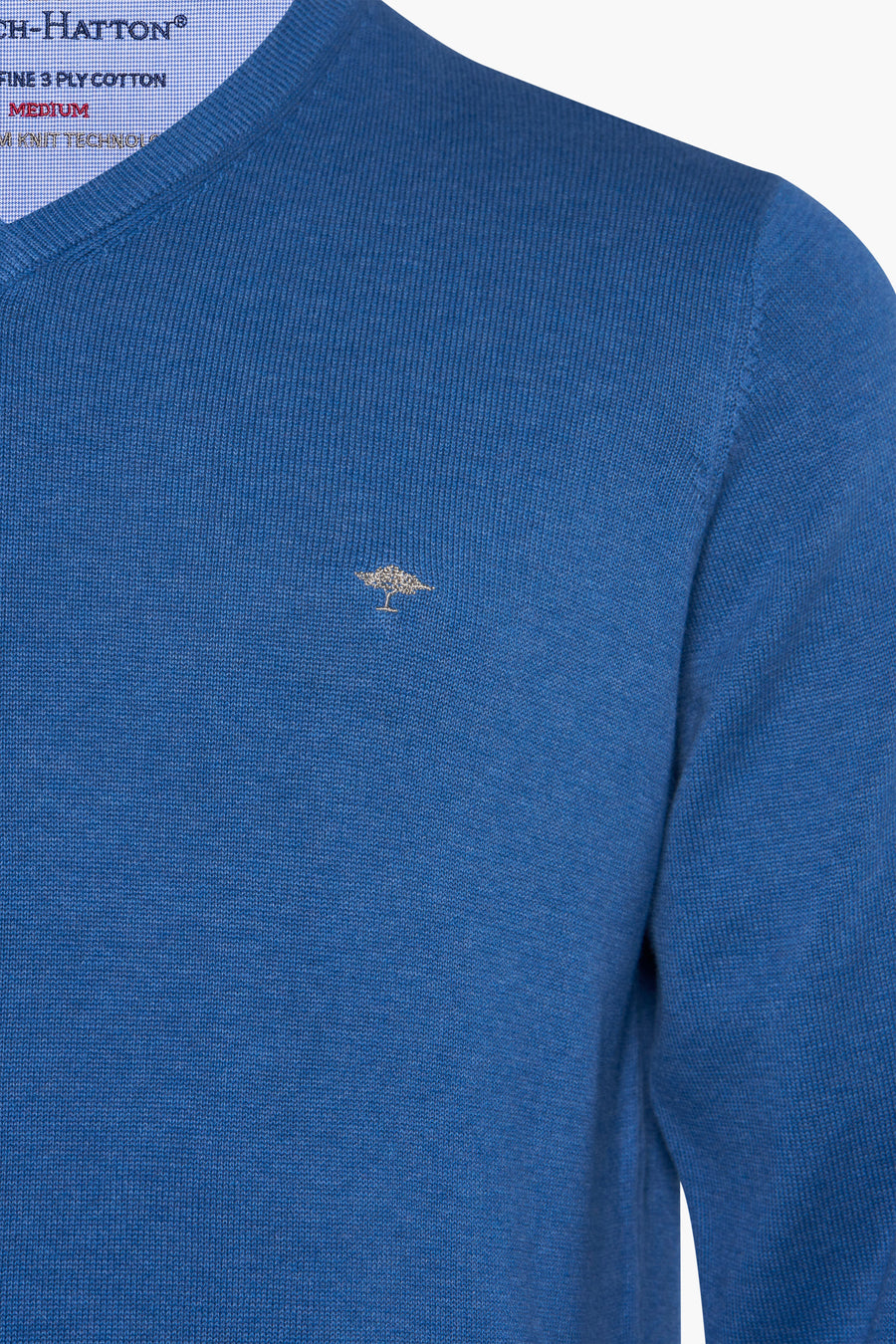 Pull à col en V bleu de Fynch-Hatton avec logo discret brodé.