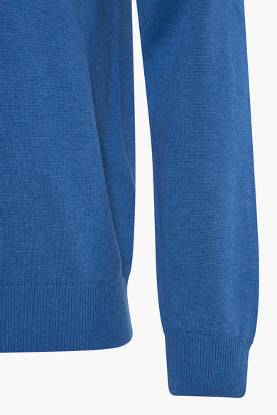 Pull à col en V bleu de Fynch-Hatton, en maille fine texturée, détail côtelé au niveau des poignets et de l'ourlet.