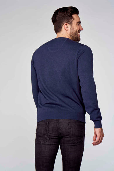 Pull col V bleu de Fynch-Hatton, porté avec un jean noir, vue de dos.