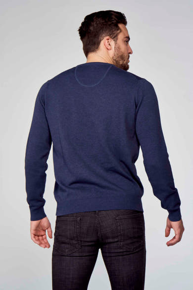Pull bleu de Fynch-Hatton, col rond, porté avec un jean noir, vue de dos.