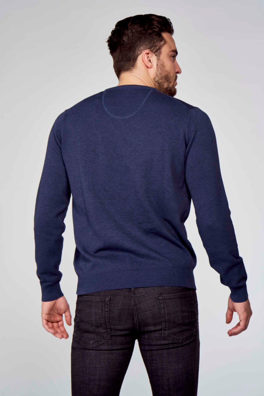 Pull bleu de Fynch-Hatton, col rond, porté avec un jean noir, vue de dos.