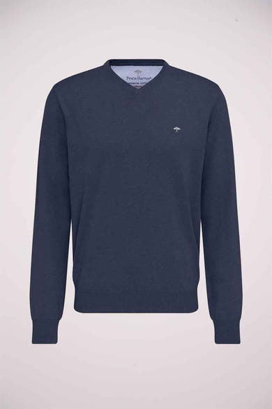 Pull bleu marine à col V de Fynch-Hatton, avec logo arbre discret sur la poitrine.
