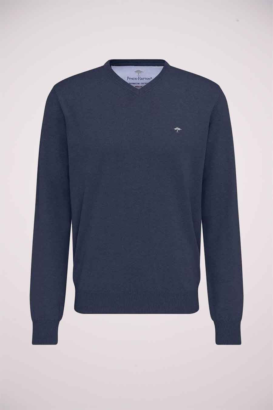 Pull bleu marine à col V de Fynch-Hatton, avec logo arbre discret sur la poitrine.