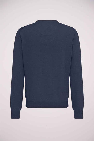 Pull col V bleu de Fynch-Hatton, vue de dos, en maille fine avec ourlet côtelé aux poignets et à la base.