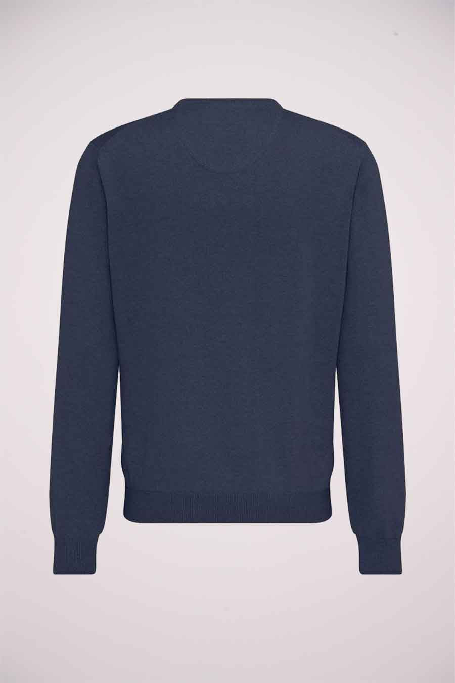 Pull col V bleu de Fynch-Hatton, vue de dos, en maille fine avec ourlet côtelé aux poignets et à la base.