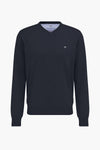Pull bleu en maille de Fynch-Hatton avec logo brodé discret sur la poitrine.