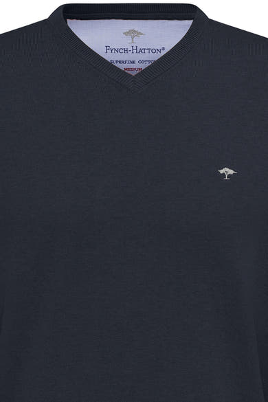 Pull bleu en maille à col V de Fynch-Hatton, avec logo arbre brodé sur la poitrine.