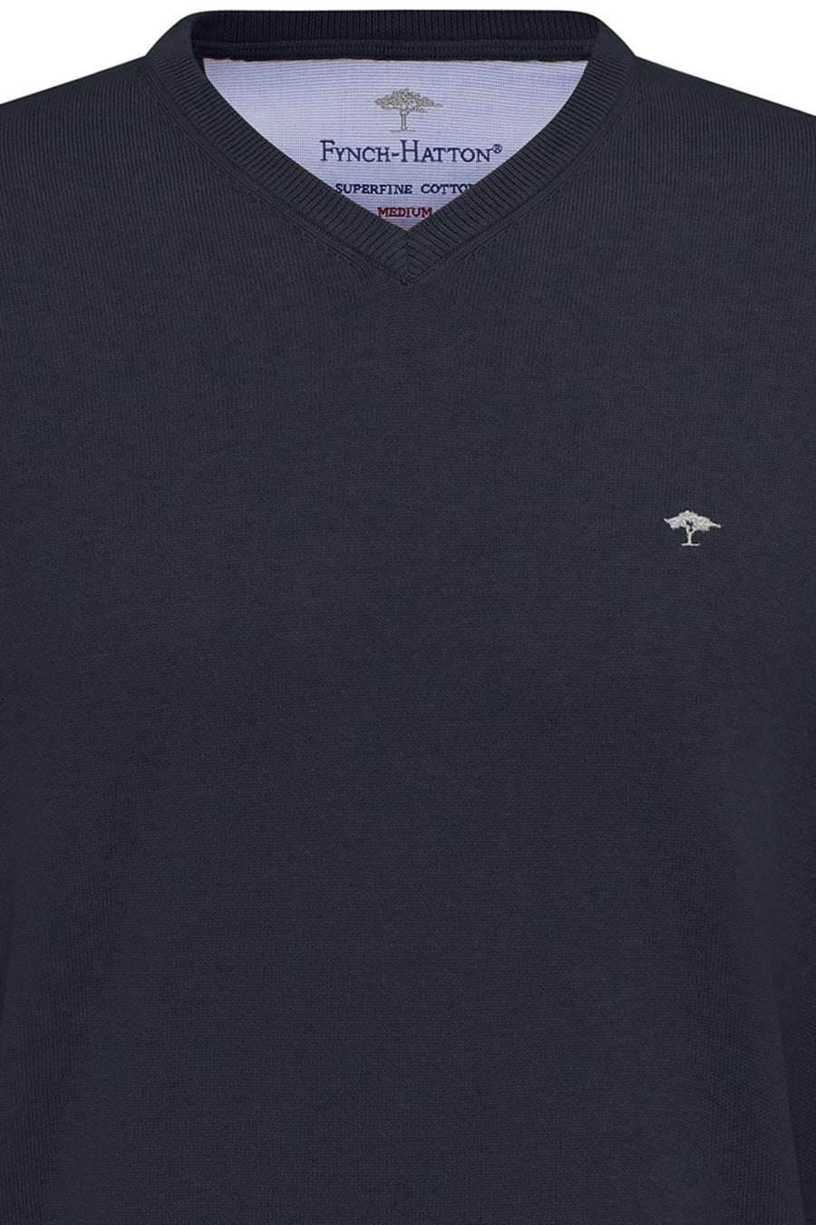 Pull bleu en maille à col V de Fynch-Hatton, avec logo arbre brodé sur la poitrine.