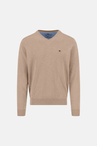 Pull à col en V taupe de FYNCH-HATTON avec un logo d'arbre brodé sur la poitrine.

