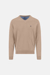Pull à col en V taupe de FYNCH-HATTON avec un logo d'arbre brodé sur la poitrine.
