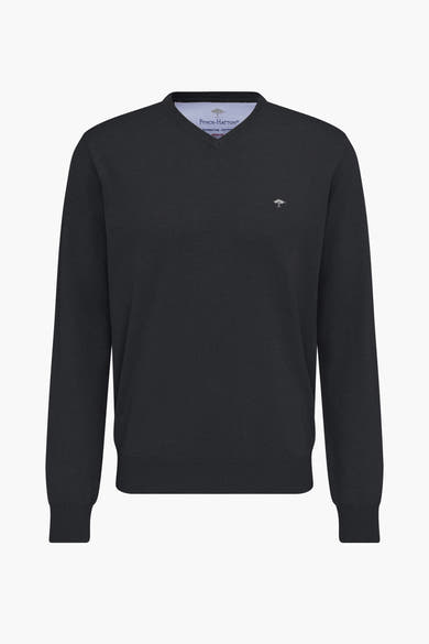 Pull noir à col en V de Fynch-Hatton, avec un logo discret sur la poitrine.