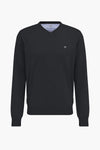 Pull noir à col en V de Fynch-Hatton, avec un logo discret sur la poitrine.