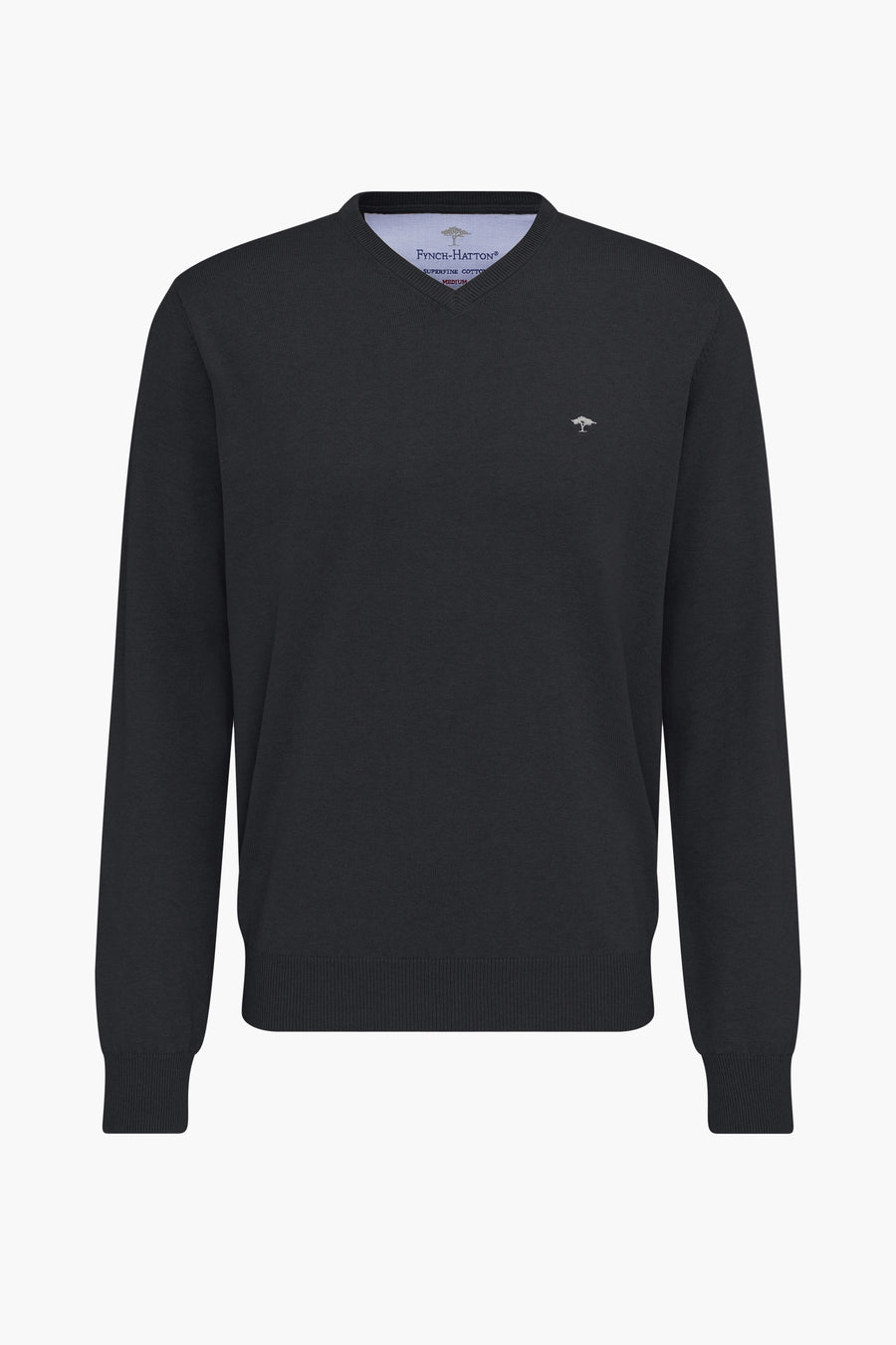 Pull noir à col en V de Fynch-Hatton, avec un logo discret sur la poitrine.