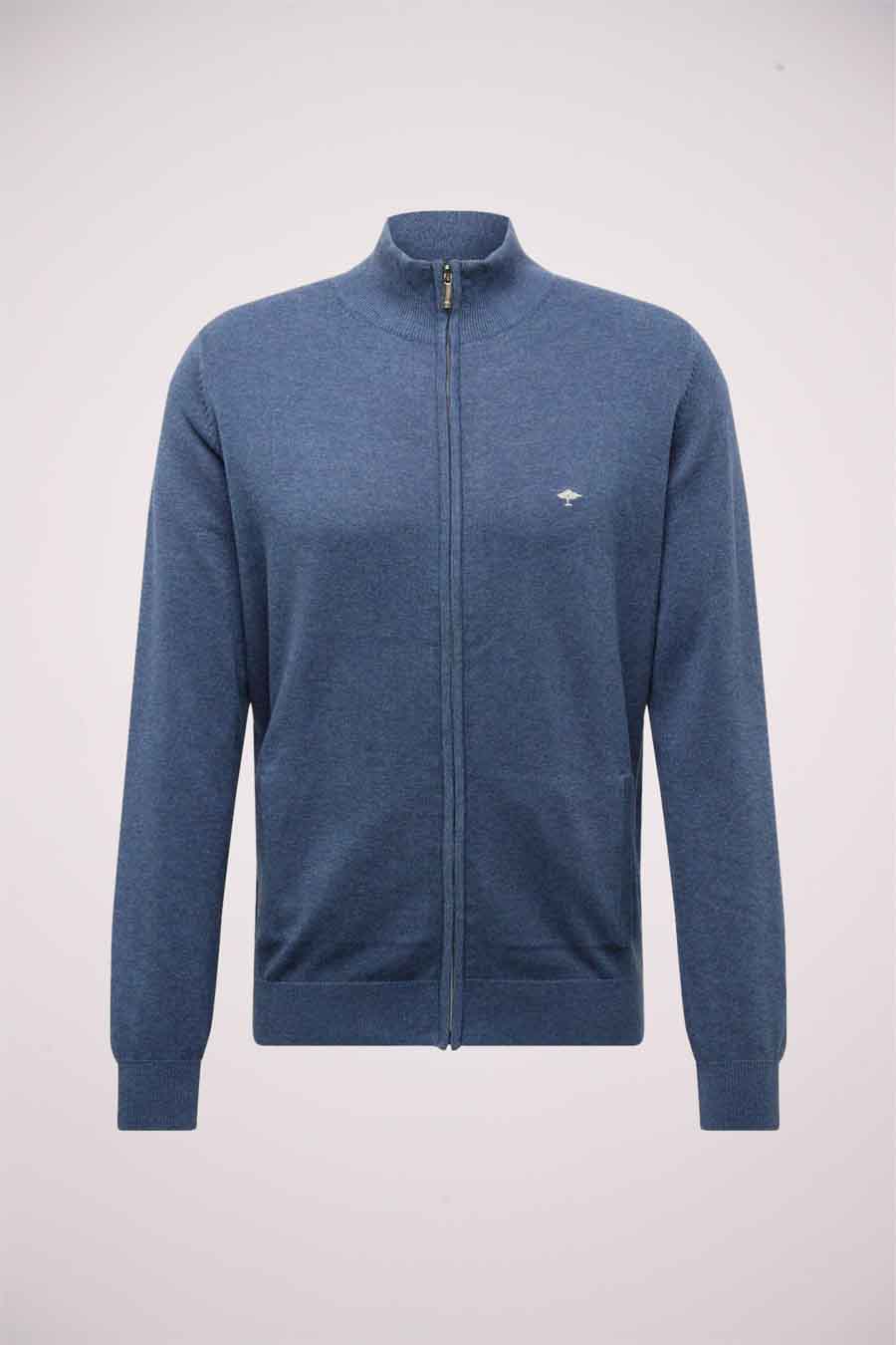 Gilet bleu de Fynch-Hatton, avec fermeture éclair et petit logo discret sur la poitrine.