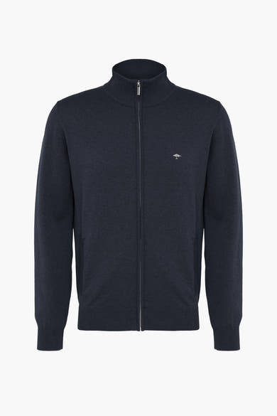 Gilet bleu de Fynch-Hatton avec fermeture éclair complète et logo discret sur la poitrine.