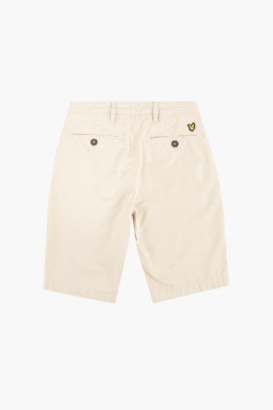 Bermuda beige de LYLE & SCOTT, avec poches arrière boutonnées et le logo papillon brodé.