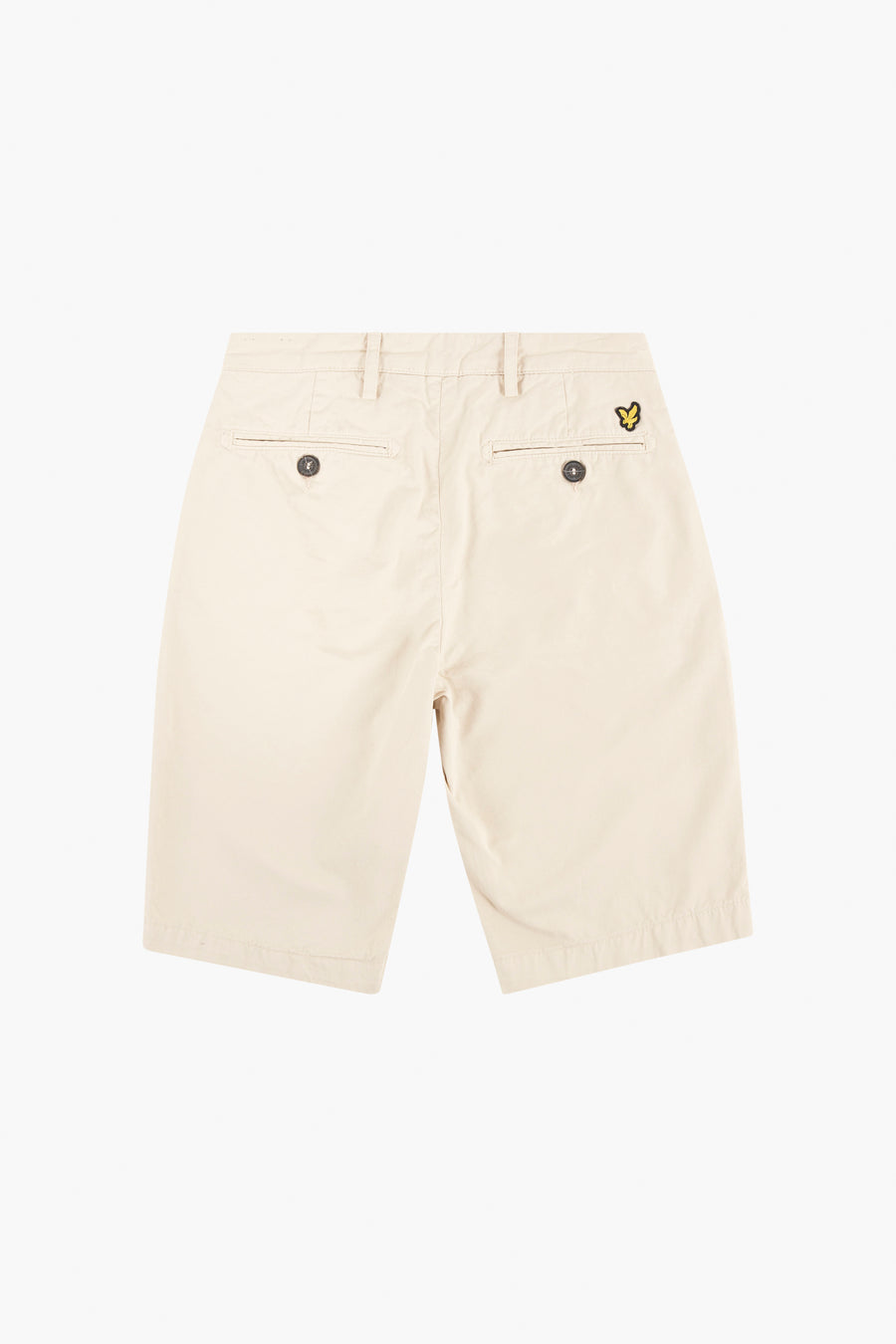 Bermuda beige de LYLE & SCOTT, avec poches arrière boutonnées et le logo papillon brodé.