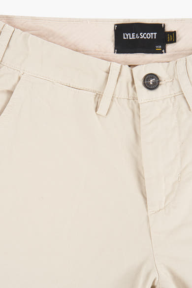 Beige katoenen bermuda van Lyle & Scott, met knoopsluiting en riemlussen.