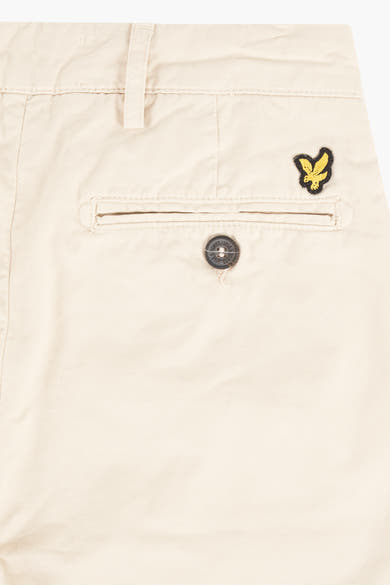 Beige bermuda van LYLE & SCOTT, met achterzak met knoop en geborduurd logo.