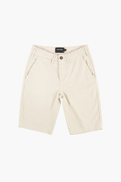 Beige Bermuda van LYLE & SCOTT, met knoopbare achterzakken en geborduurd vlinderlogo.