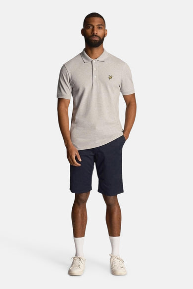 Bermuda blauw marine van LYLE & SCOTT, zijzakken, gedragen met een wit t-shirt en witte sneakers.