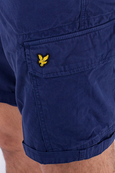 Bermuda bleu de LYLE & SCOTT avec poche cargo ornée d'un logo doré, ourlet retourné.