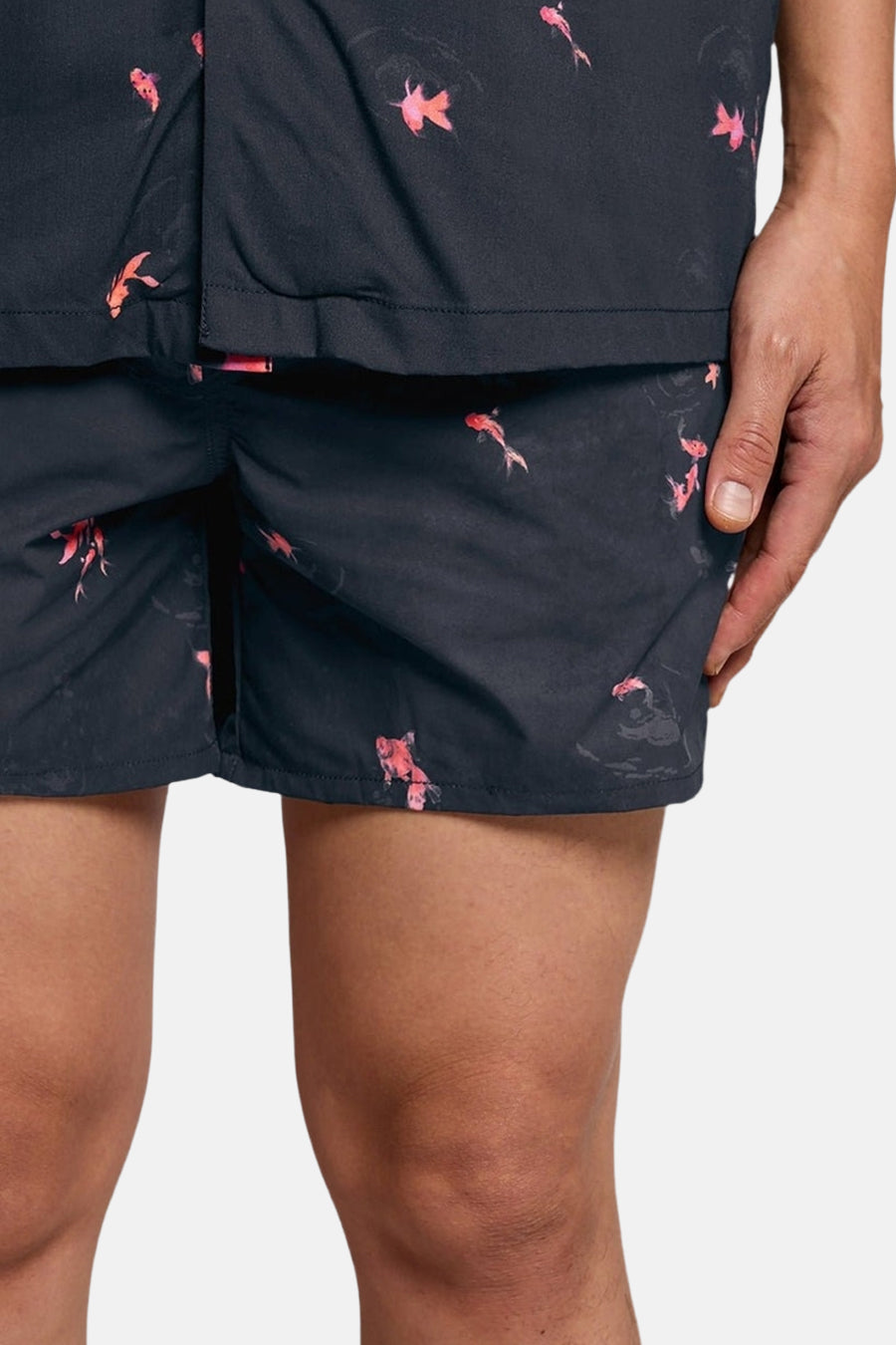 Short de bain bleu de LYLE & SCOTT avec motif de poissons rouges, porté par un modèle.